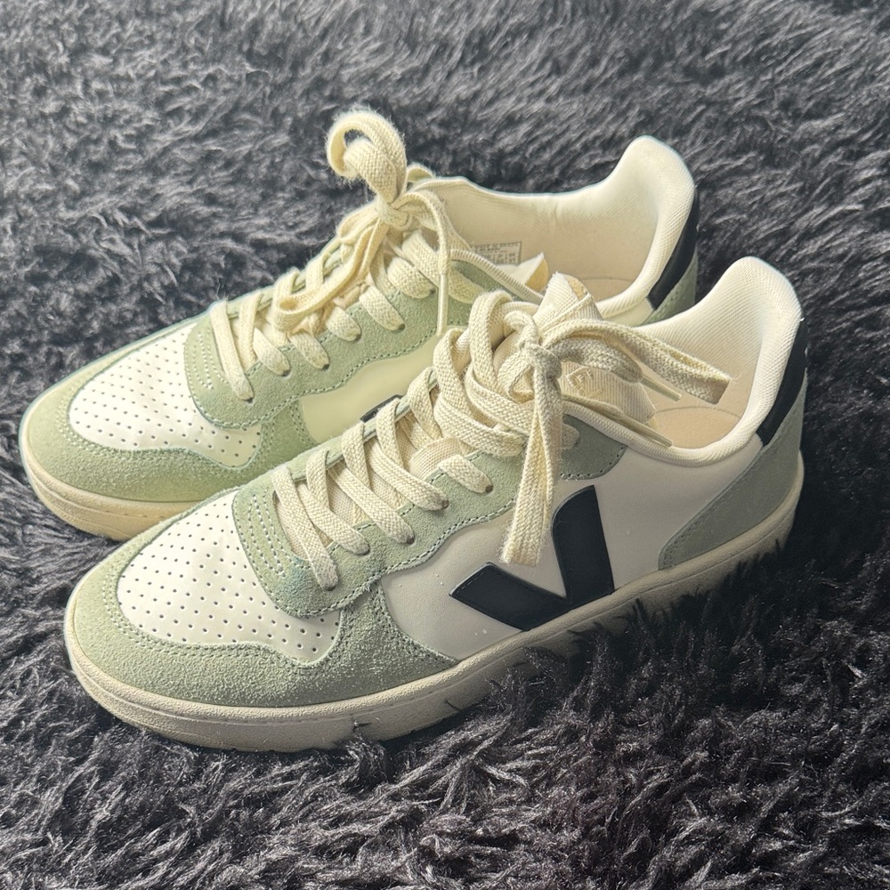 Veja V-10 Low-Top Sneakers GREAT CONDITION  in Mint Green, White & Black